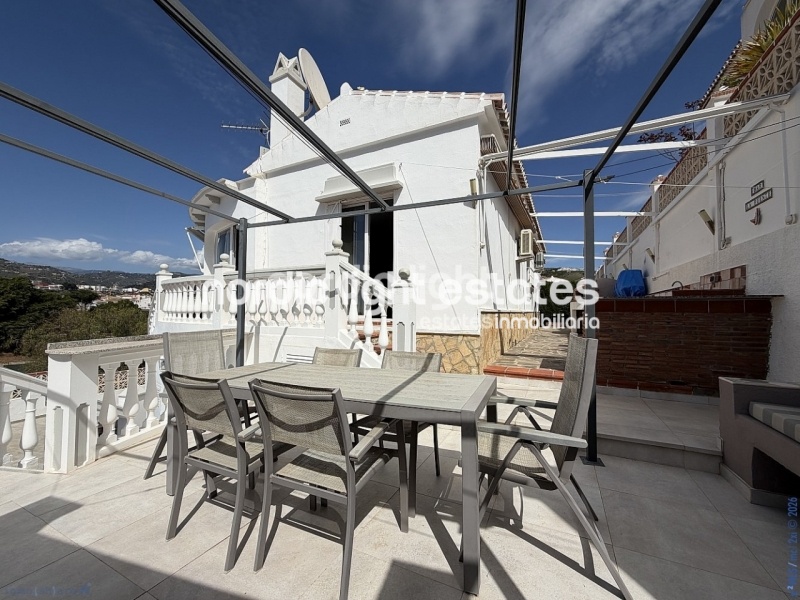 Estupendo villa independiente con apartamento de invitados y cochera